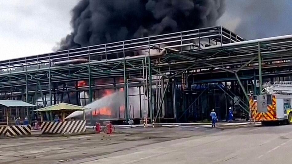 Explosion gerade noch verhindert: Feuer in größter Ölraffinerie Ecuadors
