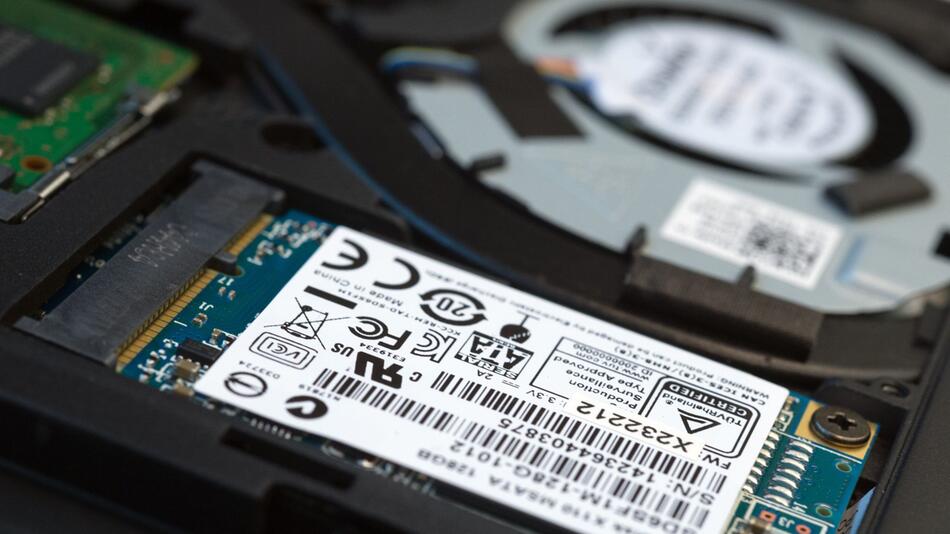 Eine SSD-Festplatte in einem Notebook