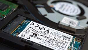 Eine SSD-Festplatte in einem Notebook