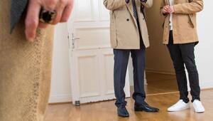 Ein Makler bei einer Wohnungsbesichtigung