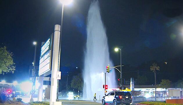 Verursacher beging Fahrerflucht: 20-Meter-Geysir schießt aus Straße in L.A.