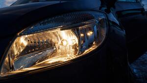 Autoscheinwerfer leuchtet