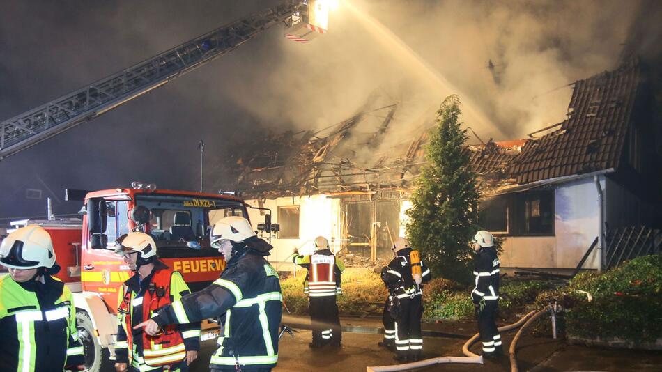 Feuerwehr prallt in Jülich gegen Lkw - Neun Verletzte