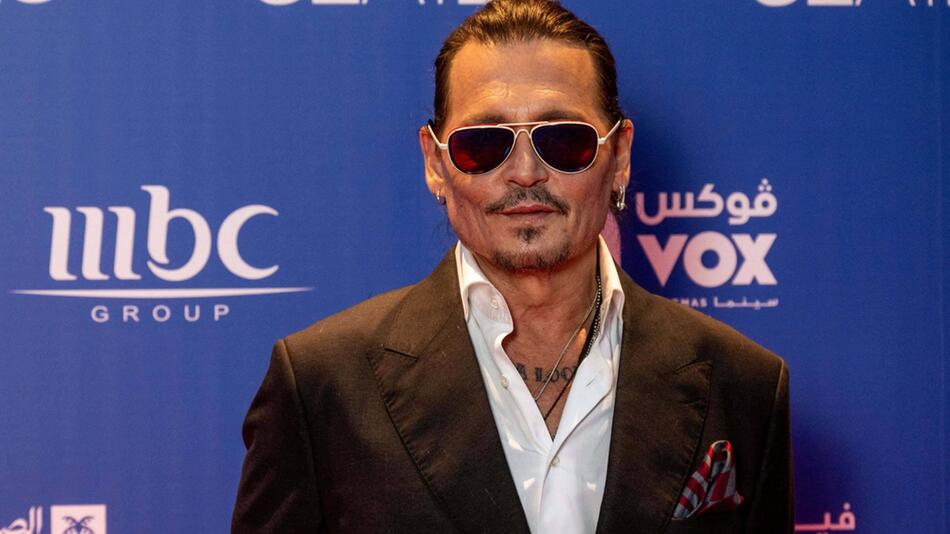 Johnny Depp hat seine Fans vor Betrügern gewarnt.