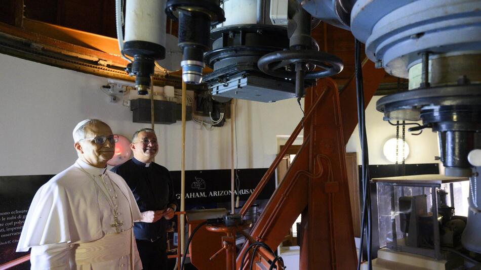Papst Leo XIV. beim Besuch in der vatikanischen Sternwarte.