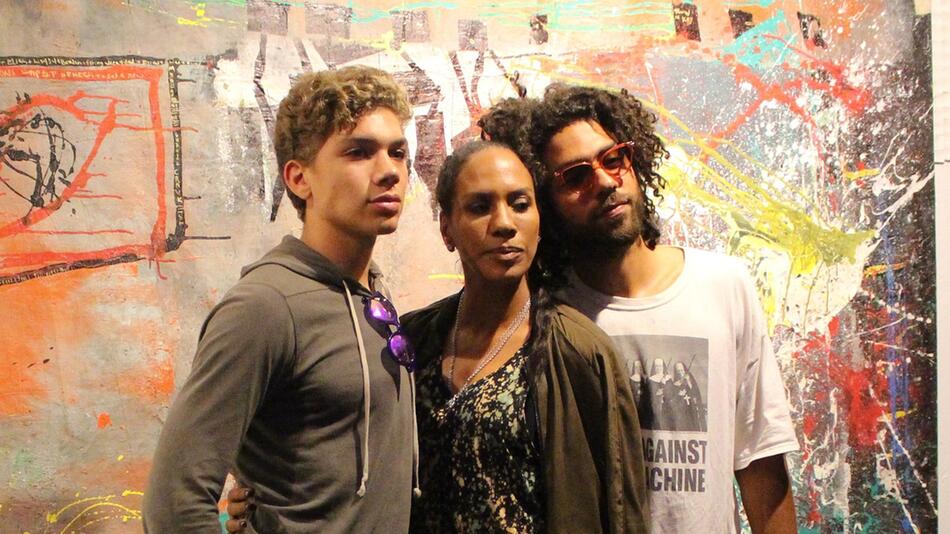 Zwischen Barbara Becker und ihren Söhnen Noah (r.) und Elias passt kein Blatt - auch nicht im ...