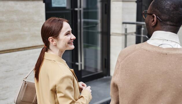 Frau und Mann treffen sich 