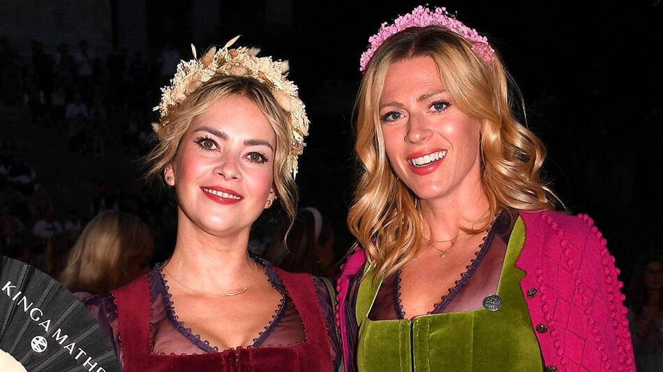 Die Schauspielerinnen Laura Osswald und Nele Kiper mit verschiedenen Make-up-Looks beim ...