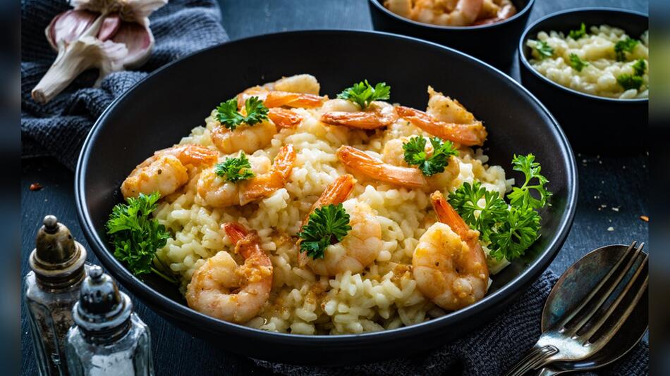 Spinat-Risotto mit Garnelen - ein Augenschmaus, der alle Sinne verführt.