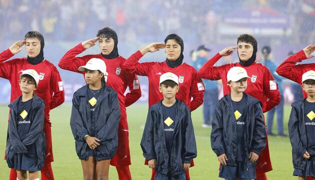 Beim Spiel gegen die Philippinen salutierten die iranischen Fußballerinnen bei der Hymne.
