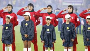 Beim Spiel gegen die Philippinen salutierten die iranischen Fußballerinnen bei der Hymne.