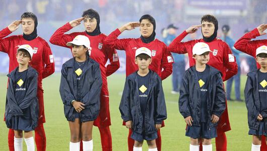 Beim Spiel gegen die Philippinen salutierten die iranischen Fußballerinnen bei der Hymne.