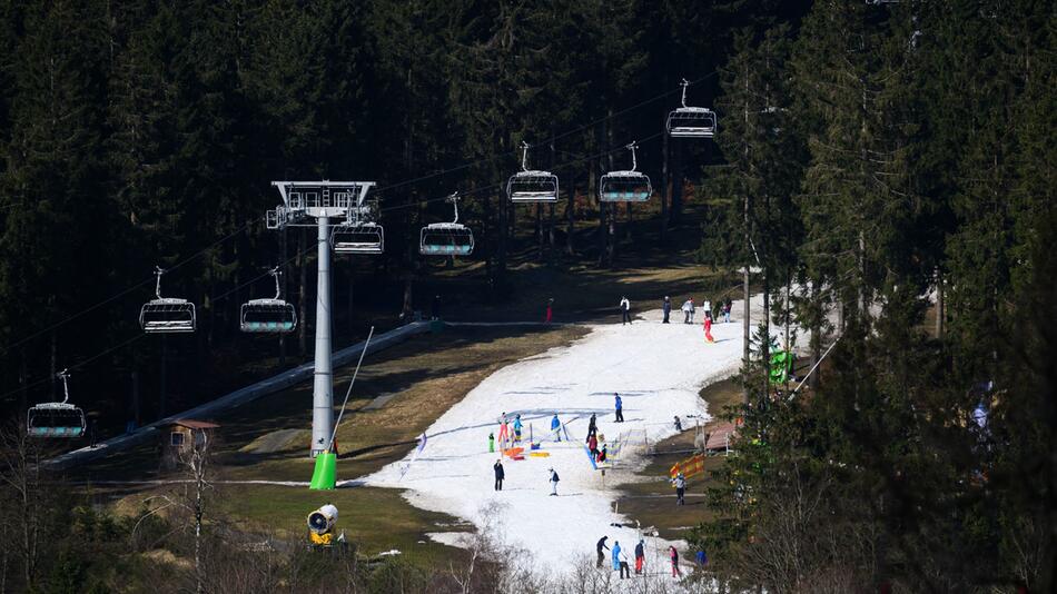 Kaum Schnee am Skihang in Winterberg