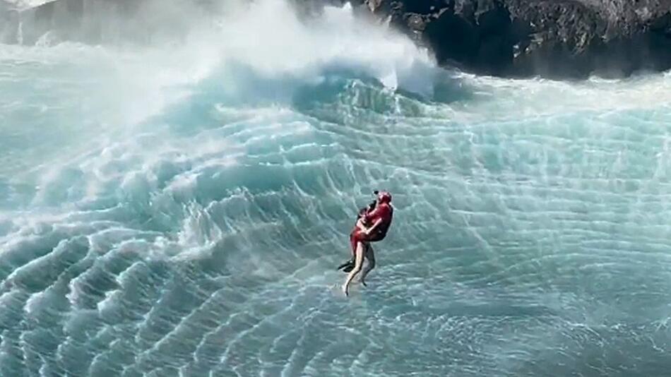 Rettung in Teneriffa: Hubschrauber kommt Schwimmern vor Los Gigantes zu Hilfe