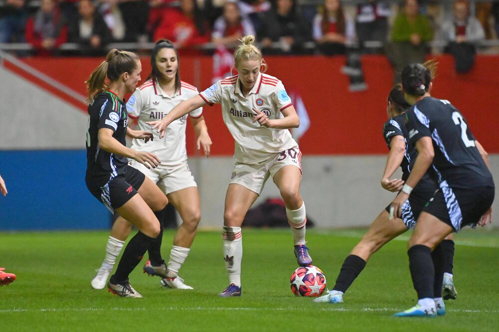 Caro Simon bei Bayerns 5:2-Heimsieg gegen den FC Arsenal in der Gruppenphase der Champions League.