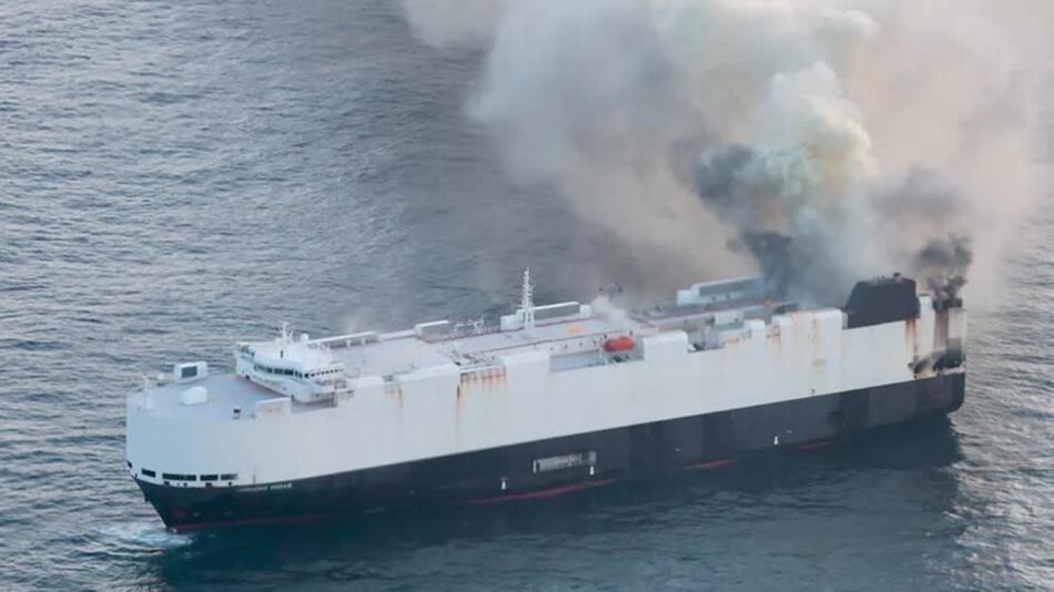 Autotransporter steht vor Alaska in Flammen