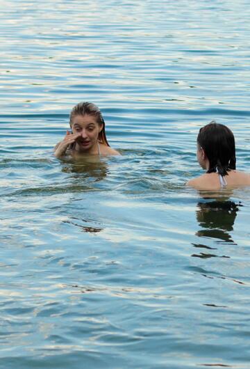 Zwei Frauen im Wasser
