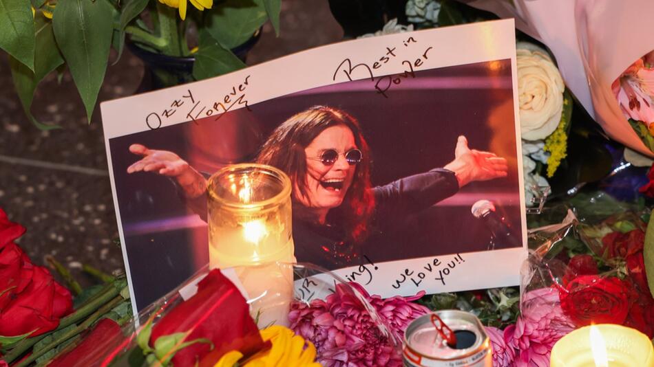Auch in Hollywood, am berühmten Walk of Fame, versammeln sich Fans und legen unter anderem ...
