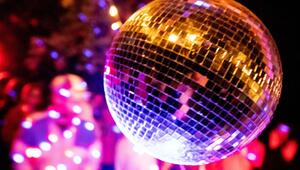 Diskokugel glitzert bei einer Feier