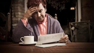 Seniorin Geldsorgen Rechnung