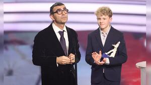 Fatih Akin und "Amrum"-Hauptdarsteller Jasper Billerbeck beim Bayerischen Filmpreis.