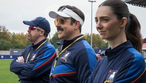 Jason Sudeikis (m.) kehrt als Titelfigur in "Ted Lasso" zurück.