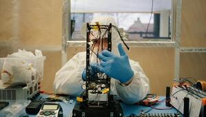 Ein Ingenieur von Tumbleweed arbeitet am Satelliten "Oasis Alpha"