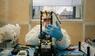 Ein Ingenieur von Tumbleweed arbeitet am Satelliten "Oasis Alpha"