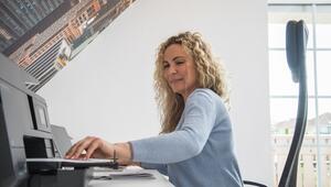 Frau arbeitet in einem Arbeitszimmer