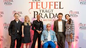 Elton John (Mitte) und Ehemann David Furnish (l.) mit dem deutschen Cast von "Der Teufel trägt ...