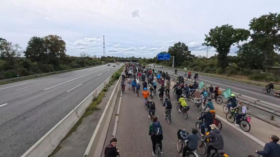 Frankfurt: Rund 4.000 Menschen demonstrieren auf Fahrrädern gegen Ausbau von A5