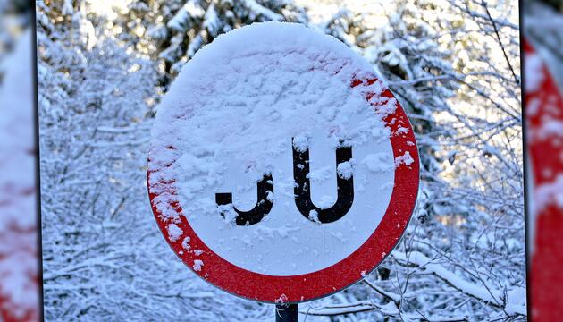 Schneechaos auf den Straßen: Was tun bei zugeschneiten Verkehrsschildern?