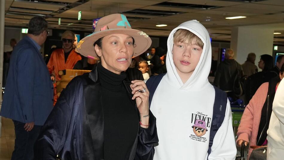 Lilly Becker und Sohn Amadeus nach der Rückreise von Australien am Frankfurter Flughafen.