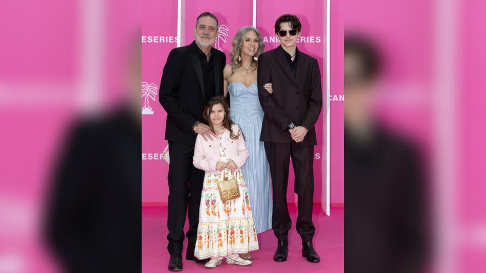 Jeffrey Dean Morgan (l.) und Hilarie Burton mit ihren beiden Kindern in Cannes.