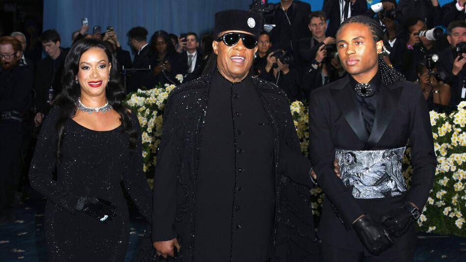 Stevie Wonder mit seiner Frau Tomeeka Robyn Bracy und Sohn Kailand Morris bei der Met Gala 2025.