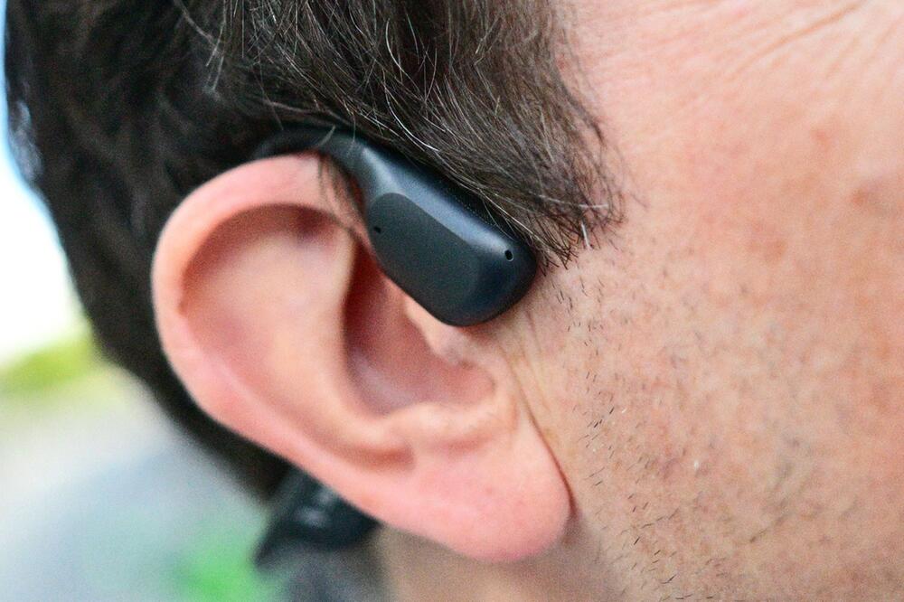 Open-Ear-Kopfhörer beim Laufen