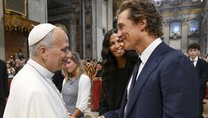 Papst Leo XIV. begrüßt Matthew McConaughey und Camila Alves im Vatikan.