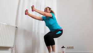 Eine Frau macht zuhause Sportübungen