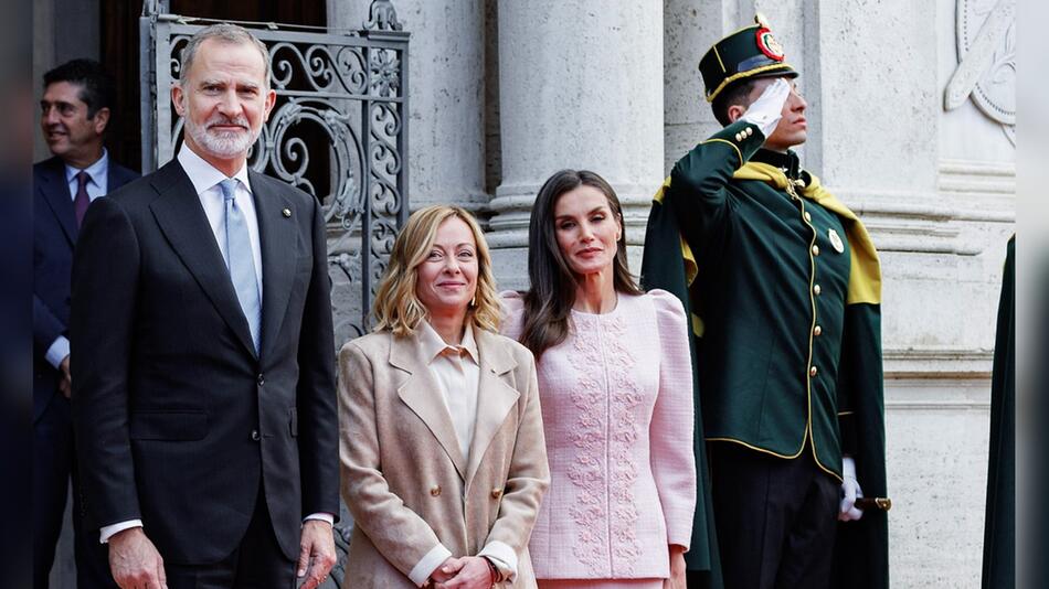 Königin Letizia (r.) mit Italiens Ministerpräsidentin Giorgia Meloni und Ehemann König Felipe VI.