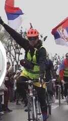 Aus Protest: Serbische Demonstranten wollen mit dem Fahrrad nach Straßburg