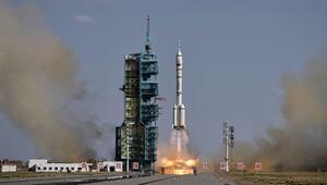 Drei chinesische Astronauten starten ins All