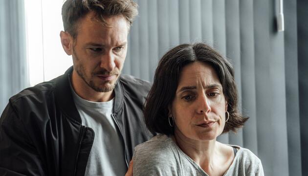 "Tatort: Das Böse in dir": Leo Hölzer (Vladimir Burlakov) und Esther Baumann (Brigitte Urhausen).