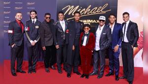 Ein Teil der Jackson-Familie mit Schauspieler Juliano Valdi (4.v.r.), der den jungen Michael ...