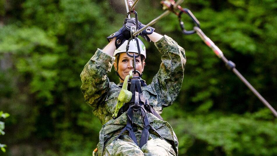 Hier kommt die Königin: Máxima traut sich in Limburg sogar ans Ziplining.