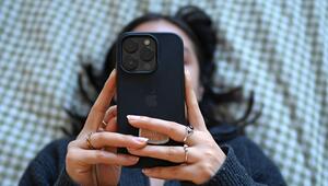 Junge Frau mit Smartphone