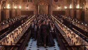 In der Großen Halle versammeln sich die Hogwarts-Schüler.
