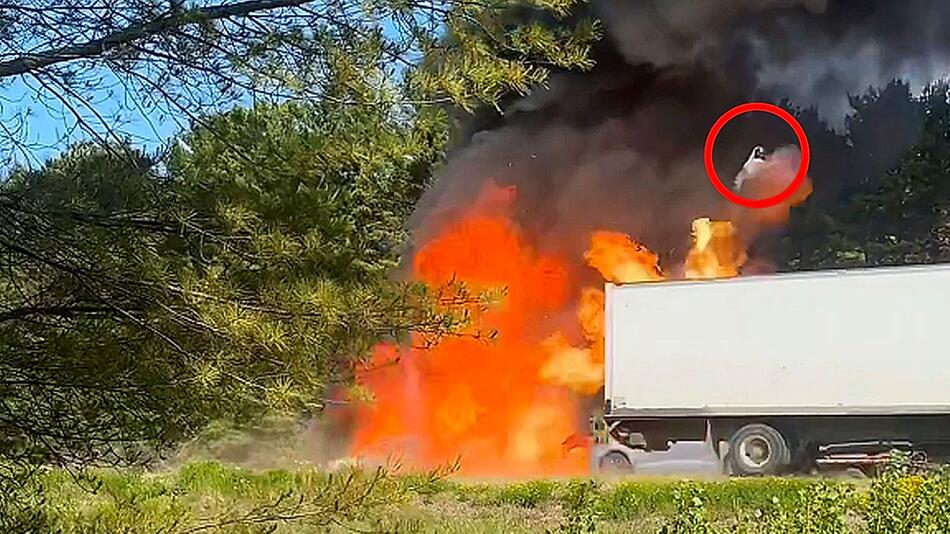 Wie eine Rakete: Gasflasche fliegt bei Autobrand durch die Luft