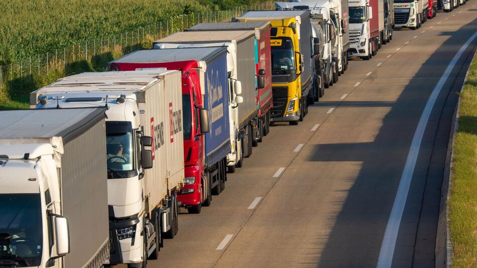 Maut-Zuschläge für laute und schmutzige Lkw geplant