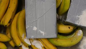 Weißes Pulver, das Kokain darstellen soll, liegt neben Bananen.