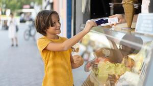 Junge Eis bezahlen Karte